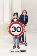 campagneposter 30 kilometer jongen en meisje op step
