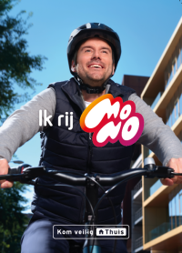 Campagneposter Ik rij MONO, man op fiets met beide handen aan het stuur met fietshelm